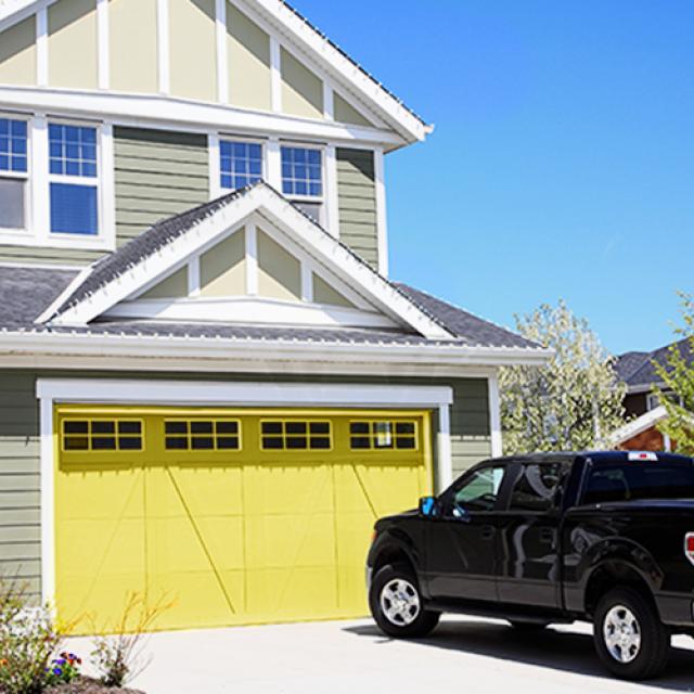 Illustration showing a house with a shield and a percentage sign, representing insurance savings